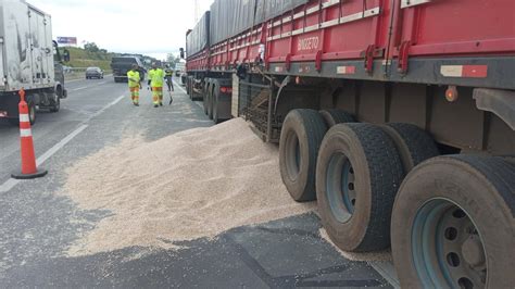 Acidente Entre Carretas Derruba Carga De Soja E Interdita Parte De