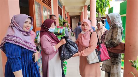 Pembagian Paket Sembako Kepada Fakir Miskin Dan Anak Yatim Di SD Negeri