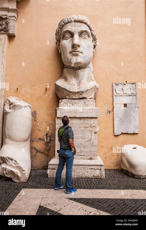 Los Fragmentos Y La Cabeza De La Colosal Estatua De Constantino Con Un