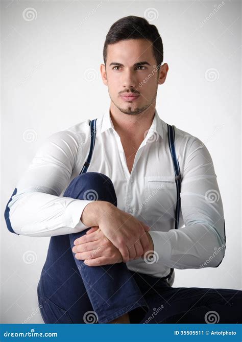 Hombre Joven Elegante Con La Camisa Y Las Ligas Blancas Imagen De