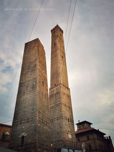 Le Due Torri Simbolo Di Bologna