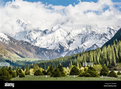 China xinjiang tianshan mountains hi-res stock photography and images ...