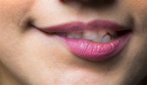 Primo Piano Delle Labbra Della Donna Con Trucco Rosa Naturale Del