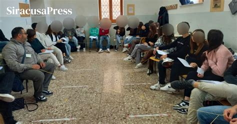 Noto Semaforo Rosa Al Liceo Raeli Con Il Cum Sensu Lab Laboratorio