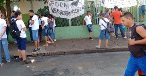 G1 Estudantes ignoram decisão judicial e mantêm ocupação em escola de