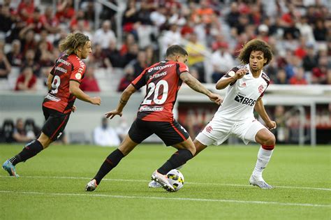 Flamengo não tem boa atuação time misto e perde para o Athletico PR