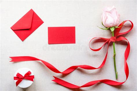 Fleur Et Cadeau Avec Une Carte Et Une Lettre De Message Photo Stock Image Du Enveloppe