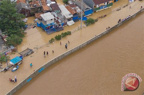 Banjir Luapan Sungai Ciliwung ANTARA News