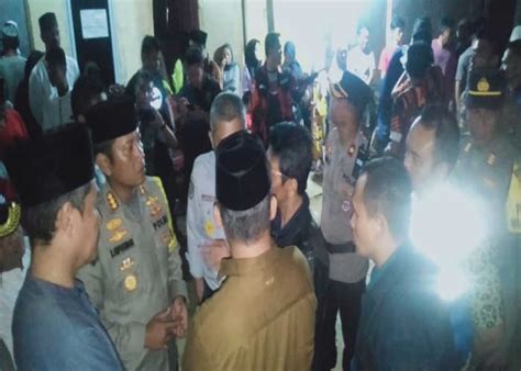 Isak Tangis Keluarga Sambut Kedatangan Jenazah Adrian Korban Dalam