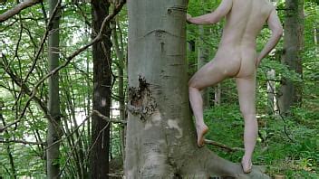 Masturbación en el bosque nudista por la carretera XVIDEOS