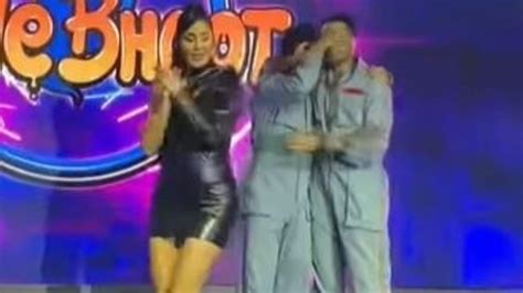 Katrina Kaif Dances To Phone Bhoot Song At Event Ishaan Khatter And