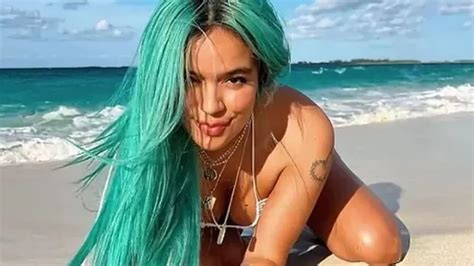 Karol G encendió de las redes con fotos en atrevido bikini América