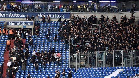 Polizei Fahndet Mit Fotos Nach 27 Eintracht Fans Audio Hessenschau