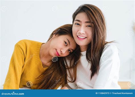 Beaux Jeunes Couples Heureux Lesbiens Asiatiques Des Femmes LGBT Se