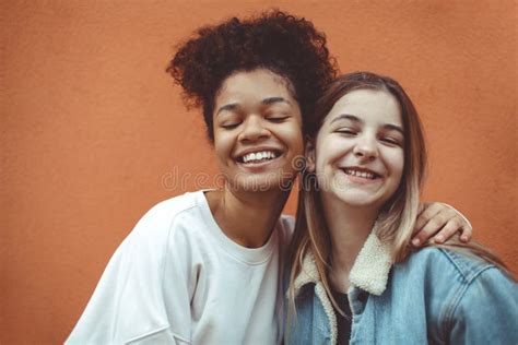 Retrato De Dos Alegres Jovencitas Adolescentes De Diferentes Razas