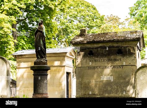 El Monumental Cementerio De Montmartre Construido A Principios Del