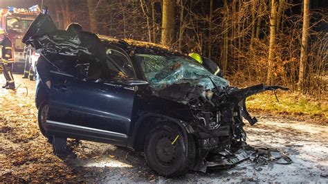 Vogelsberg Suv Kracht Gegen Baum Fahrer Schwer Verletzt