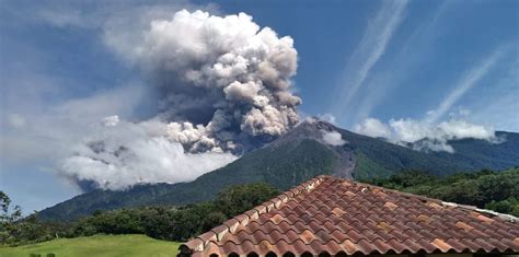 Volcanes Santa María y Santiaguito reportan actividad explosiva