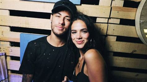 Se filtra video de Neymar besándose con su ex Bruna Marquezine