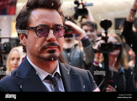 L Acteur Robert Downey Jr Iron Man Signe Des Autographes Et Salue La