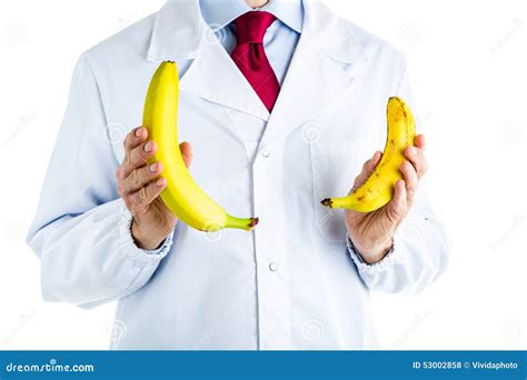 Doutor No Revestimento Branco Que Mostra Bananas Grandes E Pequenas