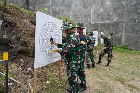 Korem 084 BJ Menggelar Latihan Menembak Senjata Ringan Senapan Dan