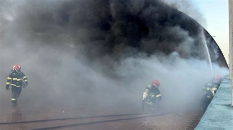 Incendiu Cu Degaj Ri Mari De Fum La Un Depozit Pe Calea Baciului