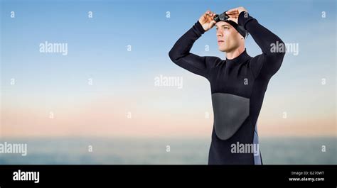 Das Zusammengesetzte Bild Der Schwimmer In Einen Neoprenanzug Tragen