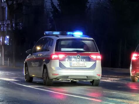 Auto überschlägt sich auf Acker Verletzter Lenker 17 geht einfach