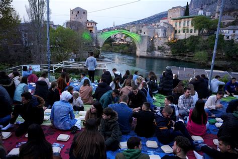 Foto Rekordan Broj Posta A Iftario Ispod Starog Mosta