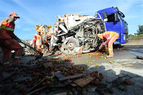 Acidente Com Caminhões Deixa Pista Da Raposo Tavares Fechada 280115 Sorocaba E RegiÃo