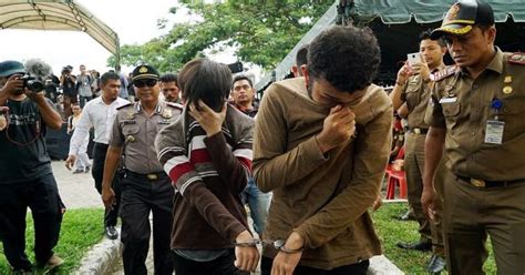 Indonesia Gay Couple Publicly Whipped After Vigilante Mob Drags Them Out Of Beauty Salon