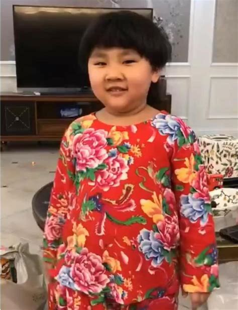 郭德綱4歲小兒子穿花褂子超像老郭，無意中暴露了家中歐式豪宅！ 每日頭條