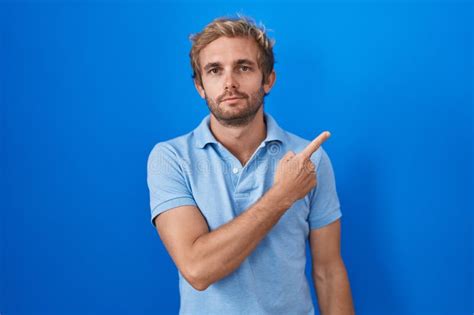 Hombre Caucásico De Pie Sobre Fondo Azul Señalando Con El Dedo De La