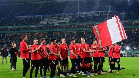 SC Freiburg überrumpelt HSV und zieht ins DFB Pokal Finale ein