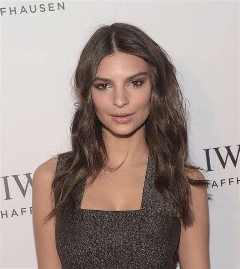 Cảm hứng trang điểm son nude quyến rũ từ Emily Ratajkowski ELLE VIệt Nam
