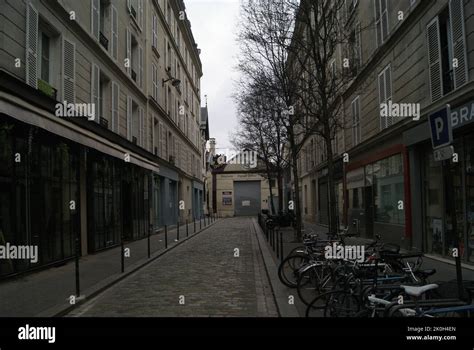 Une Rue à Paris France Stock Photo Alamy