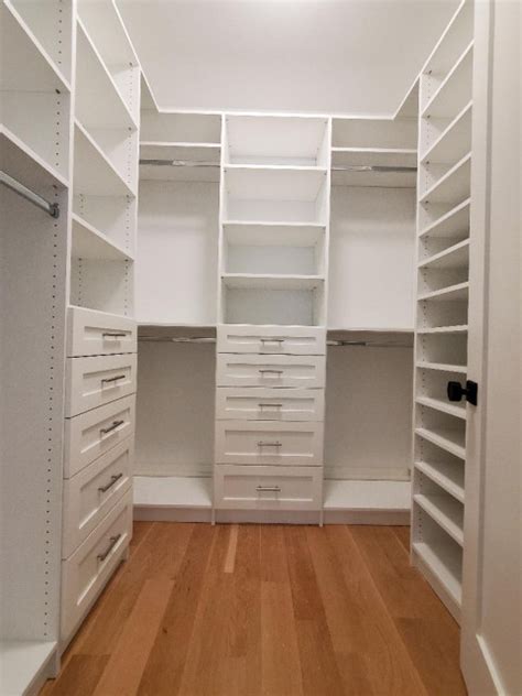 His And Hers Walk In Closet Design Minimalistisch Ankleidezimmer