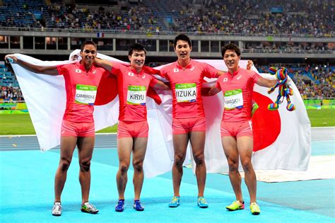 男子400メートルリレー決勝で銀メダルを獲得した（左から）ケンブリッジ飛鳥、桐生祥秀、飯塚翔太、山県亮太＝19日、五輪スタジアム、竹花徹朗撮影