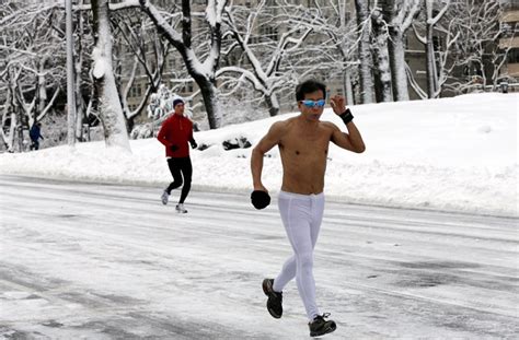 美东北部暴风雪致6人死亡 积雪深近一米 3 中文国际