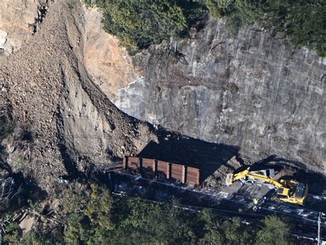 奈良・下北山村の土砂崩れで車が巻き込まれる [写真特集4 13] 毎日新聞