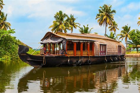 Premium Photo | Houseboat in Alappuzha backwaters Kerala