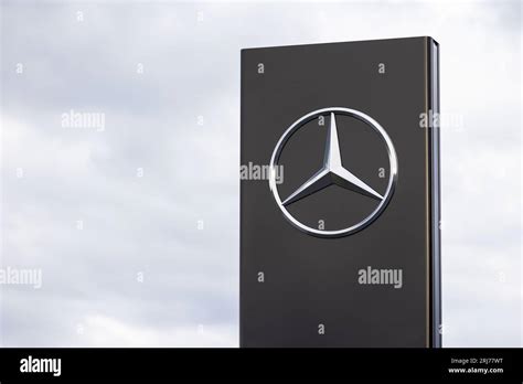 Signs And Symbols Mercedes Benz Logo Stock Photo Alamy