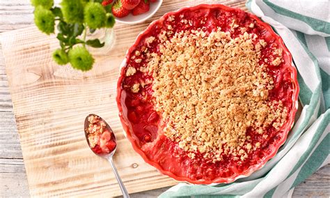 Veganer Erdbeer Crumble Mit Rhabarber Rezept Dr Oetker