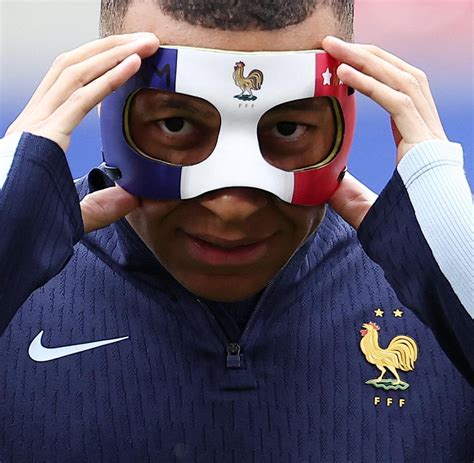 EM 2024 Kylian Mbappé mit Nasenbruch Frankreichs Top Stürmer braucht