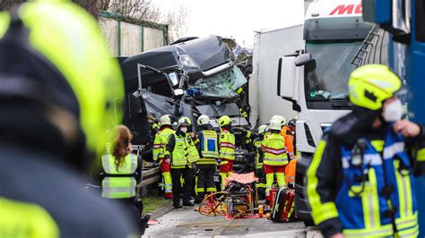 A Lkw Fahrer Stirbt Nach Unfall Am Stau Ende Bei Gevelsberg