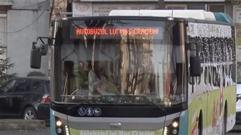 Autobuzul lui Moș Crăciun circulă prin Galați Toți copiii care urcă