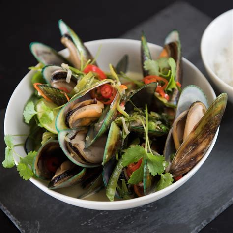 NZ Greenshell™ mussels in Thai green curry sauce - Mills Bay Mussels