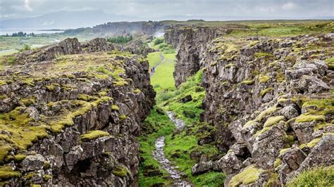 Caminar Por Dos Continentes A La Vez En La Ind Mita Islandia