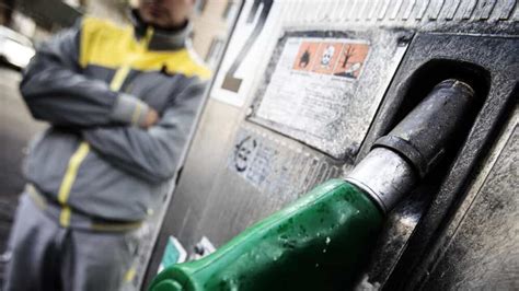 Carburanti la stangata benzina già sopra i 2 euro i più economici in